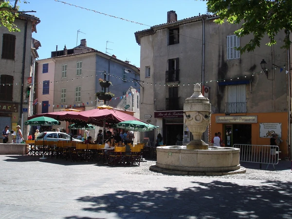 Photographie d'une rue ou place centrale de la commune de Tourves dans le Var, montrant l'environnement urbain ou semi-urbain local (bâtiments, rues, petits commerces ou points de repère typiques) en conditions d'éclairage naturel diurne. L'image doit être claire et représentative de cette localité desservie par PILAUTO, permettant d'illustrer visuellement la zone d'intervention de l'entreprise.